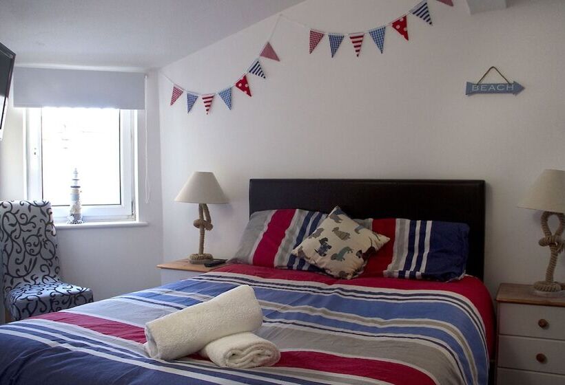 غرفة عائلية, Timrick Lodge