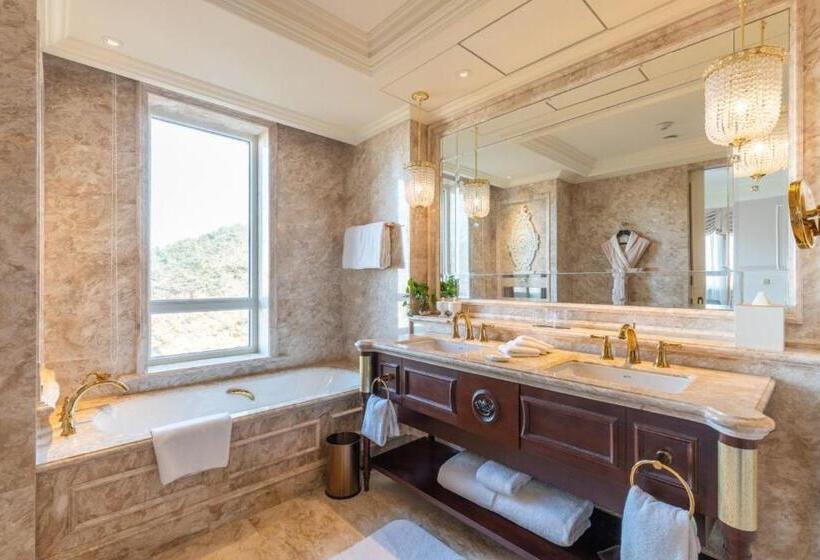 غرفة ديلوكس مطلة على الجبل, The Castle Hotel, A Luxury Collection Hotel, Dalian