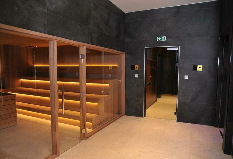 استودیو استاندارد با چشم‌انداز, Family Apart Woodside