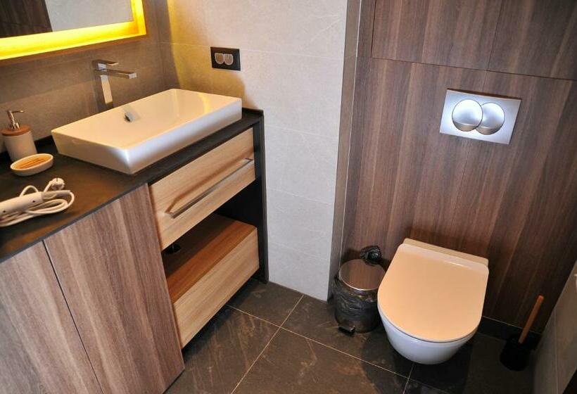 استودیو استاندارد با چشم‌انداز, Family Apart Woodside