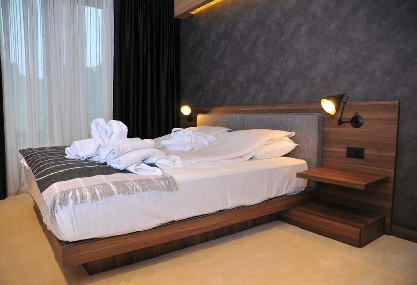 استودیو استاندارد با چشم‌انداز, Family Apart Woodside