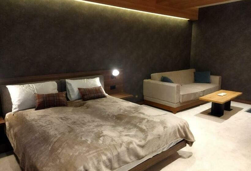 استودیو استاندارد با چشم‌انداز, Family Apart Woodside