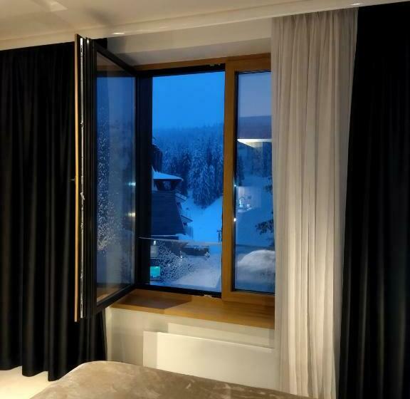 استودیو استاندارد با چشم‌انداز, Family Apart Woodside