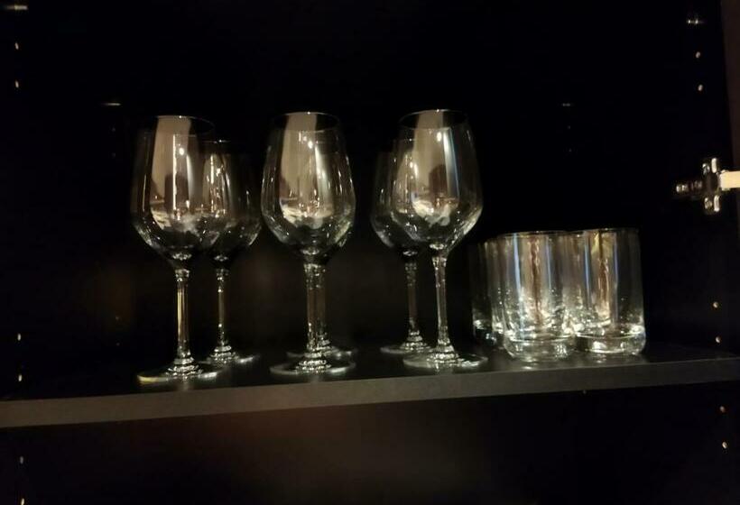 استودیو استاندارد با چشم‌انداز, Family Apart Woodside