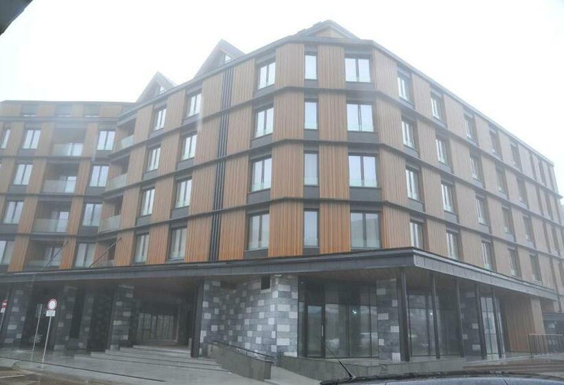 استودیو استاندارد با چشم‌انداز, Family Apart Woodside