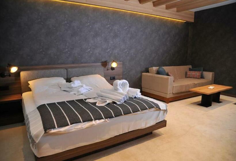 استودیو خانوادگی, Family Apart Woodside