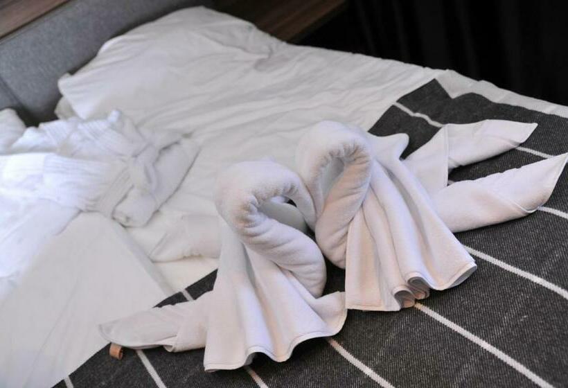 استودیو خانوادگی, Family Apart Woodside