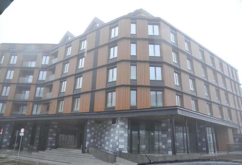 استودیو خانوادگی, Family Apart Woodside