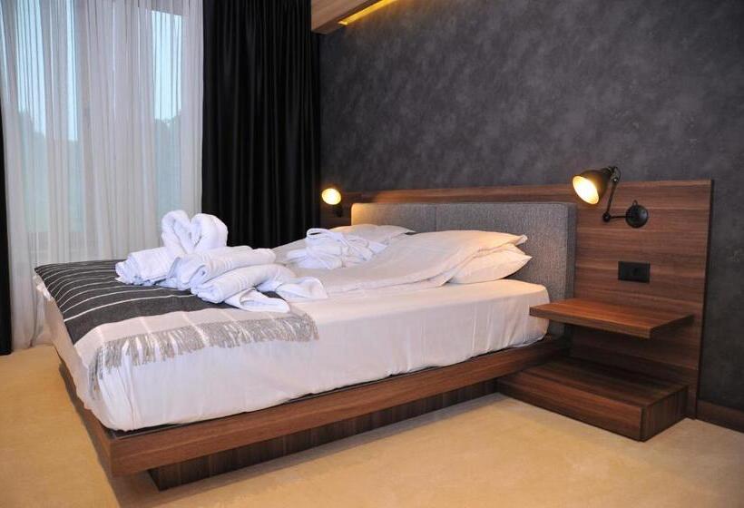 استودیوی استاندارد, Family Apart Woodside