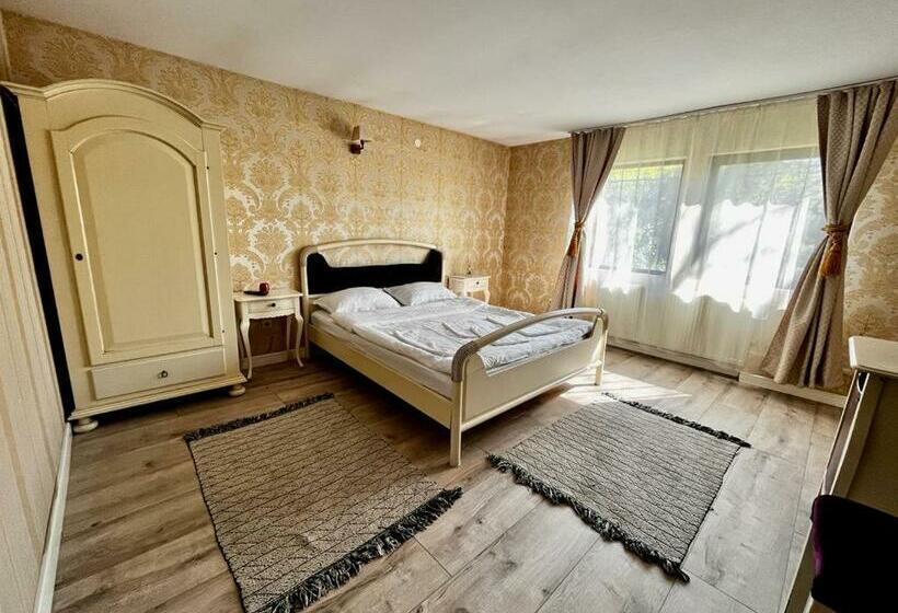 اتاق لوکس, Complex Popas Pacurari