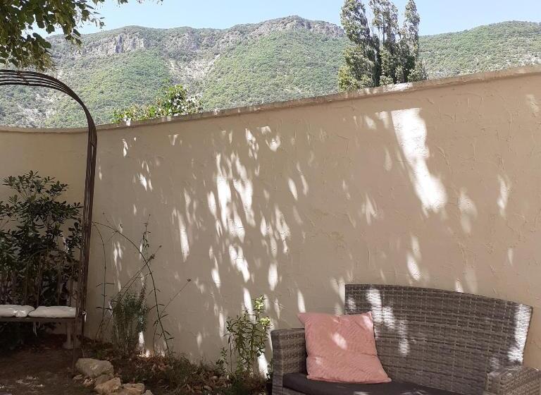 جناح مزود بحمام سباحة, Alma Bella