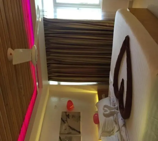اتاق لوکس با بالکن, Pine Lodge Maldives