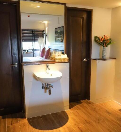 کابین, Unwnd Boutique  Caticlan