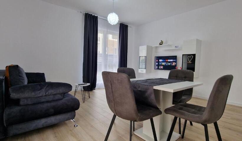 침실 1개 발코니 아파트, Visaj Homes