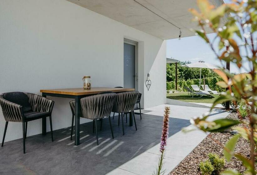 Апартаменты 1 Спальня Вид на Бассейн, Weinberg Chalet 2