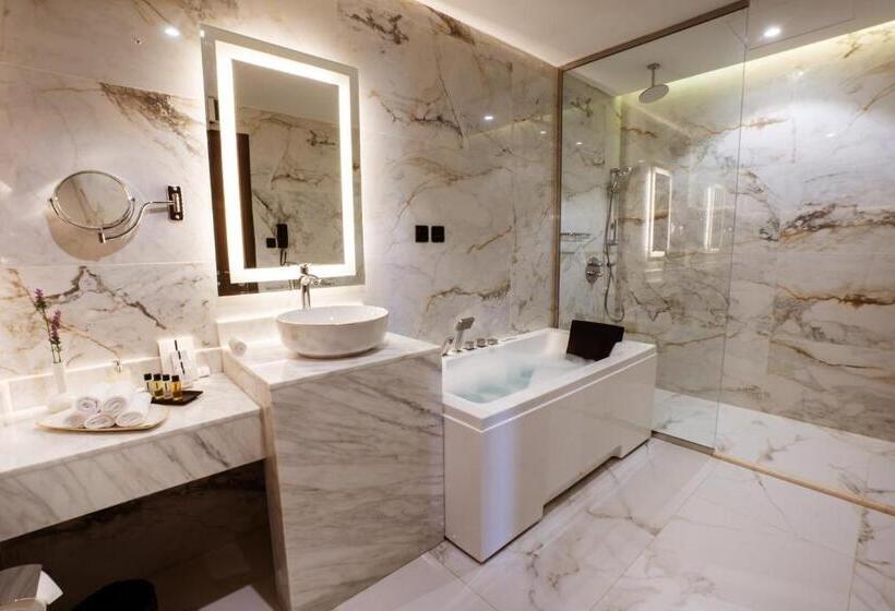 סוויטה מלכותית, Cantonal Hotel By Warwick