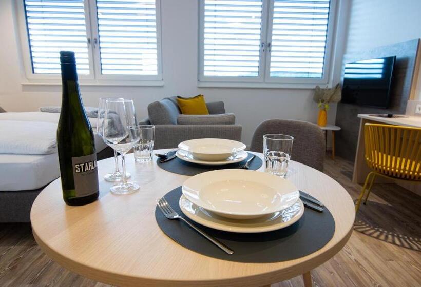 スーペリアスタジオ, Livin63 Studio Apartments