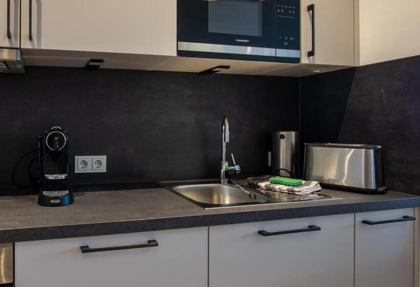 スーペリアスタジオ, Livin63 Studio Apartments