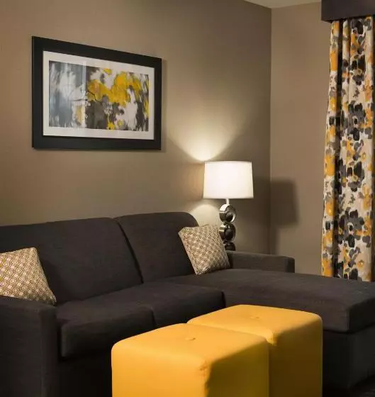 キングサイズベッドのスイートルーム, Holiday Inn Express And Suites Madison Central, An Ihg