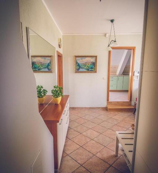 شقة دور أخير غرفة نوم واحدة, Katerina