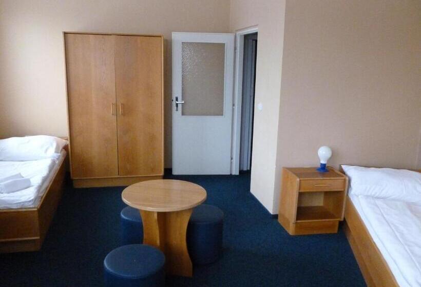 غرفة قياسية ثلاثية, Penzion šenk Pardubice