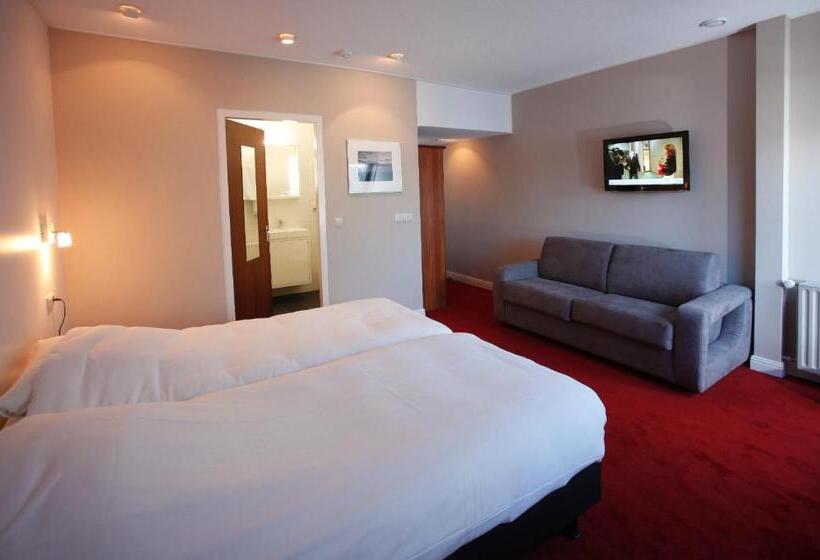 חדר סטנדרט לארבעה, Restaurant Riche