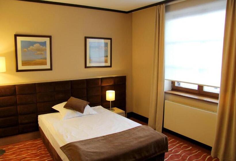 חדר דלוקס יחיד, Skarbek