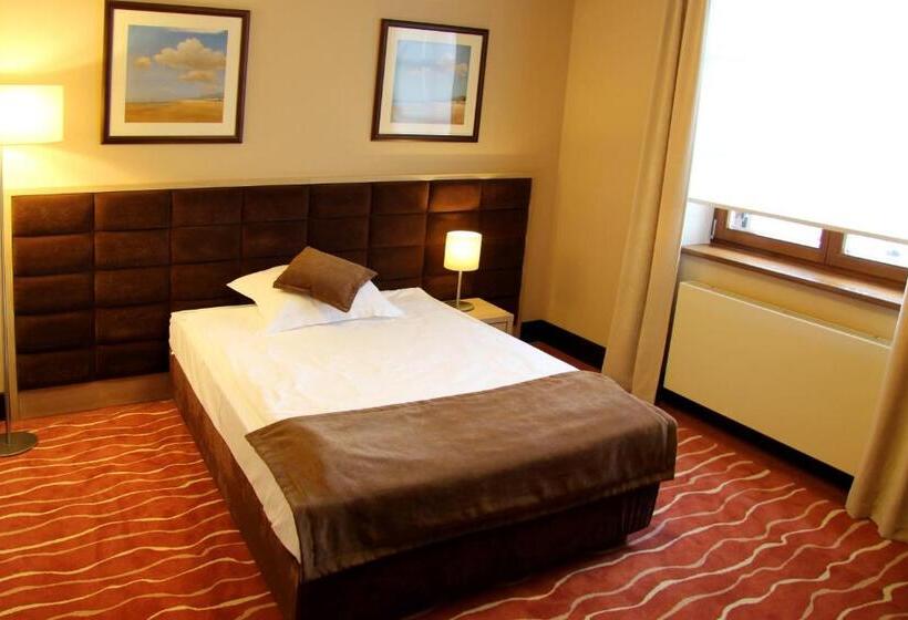 חדר דלוקס יחיד, Skarbek