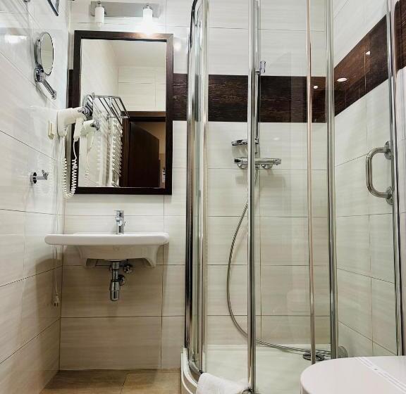 חדר סטודיו סטנדרד, Skarbek