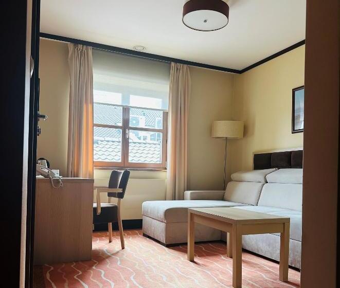 חדר סטודיו סטנדרד, Skarbek