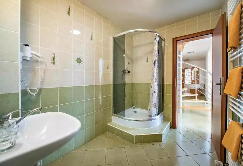Familien Suite, Spolcentrum