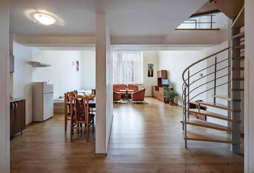 Familien Suite, Spolcentrum