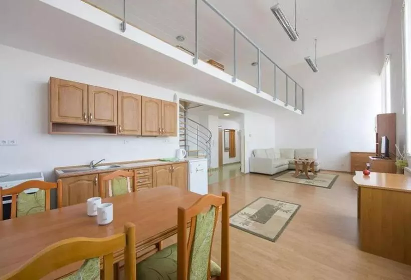 Familien Suite, Spolcentrum