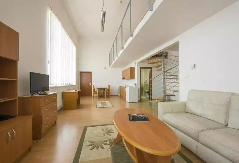 Familien Suite, Spolcentrum