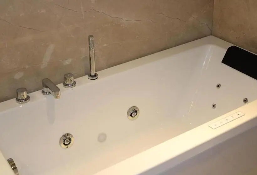Suite Executive, Planet Hollywood Thane