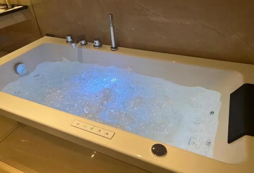 Suite Executive, Planet Hollywood Thane