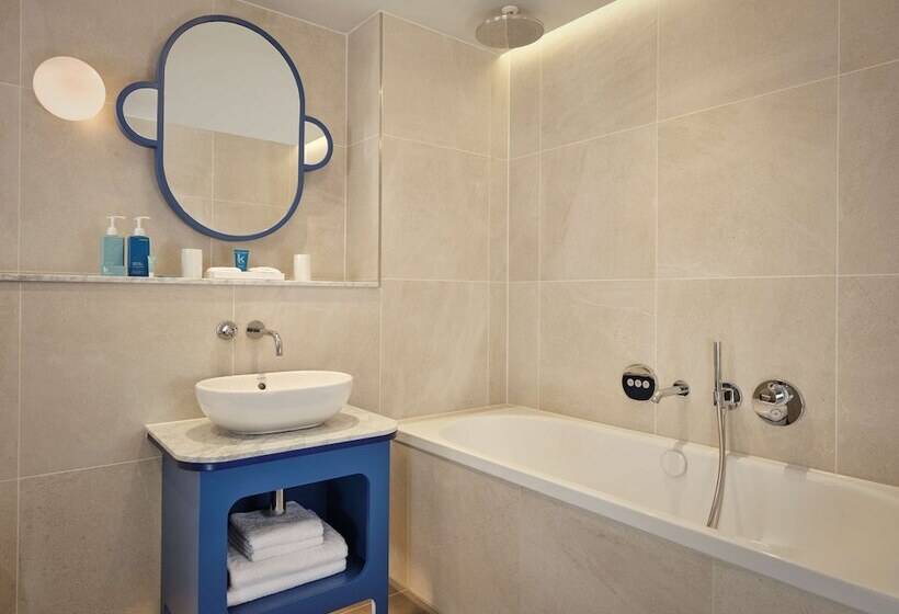 小型套房, Art Otel London Battersea Power Station, Powered By Radisson Hotels