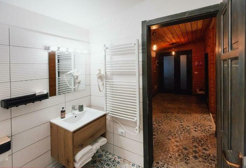 Семейное Бунгало, Shurra