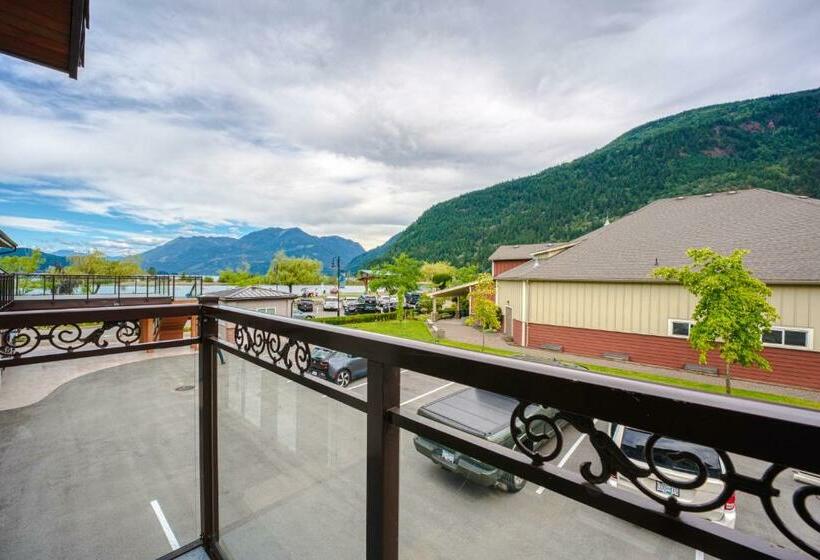 Standard studio with lake view, Harrison Grand Motel