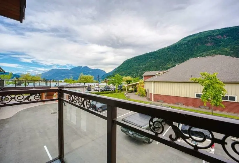 Standard studio with lake view, Harrison Grand Motel