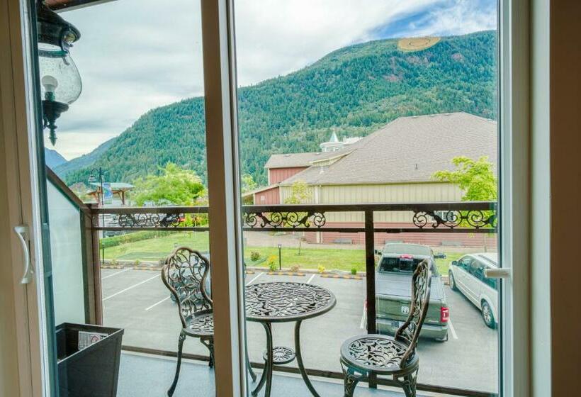 Standard studio with lake view, Harrison Grand Motel