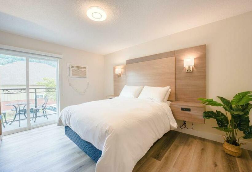 Standard studio with lake view, Harrison Grand Motel