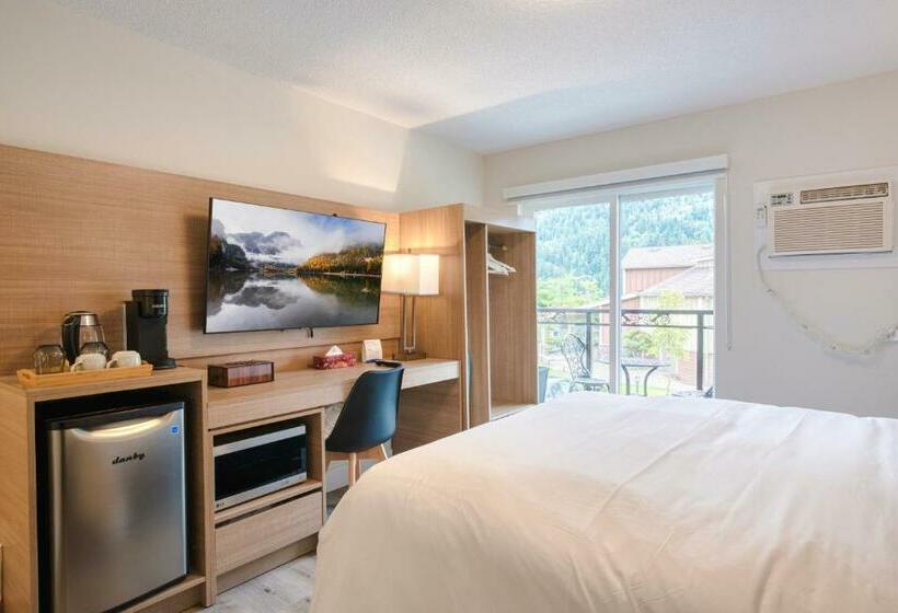 Standard studio with lake view, Harrison Grand Motel