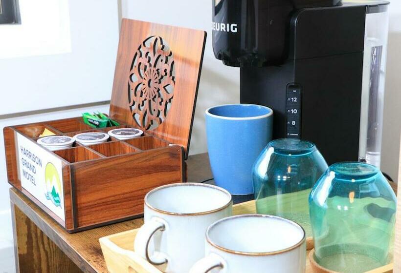 海景套房, Harrison Grand Motel