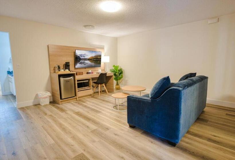 带大床的套房, Harrison Grand Motel