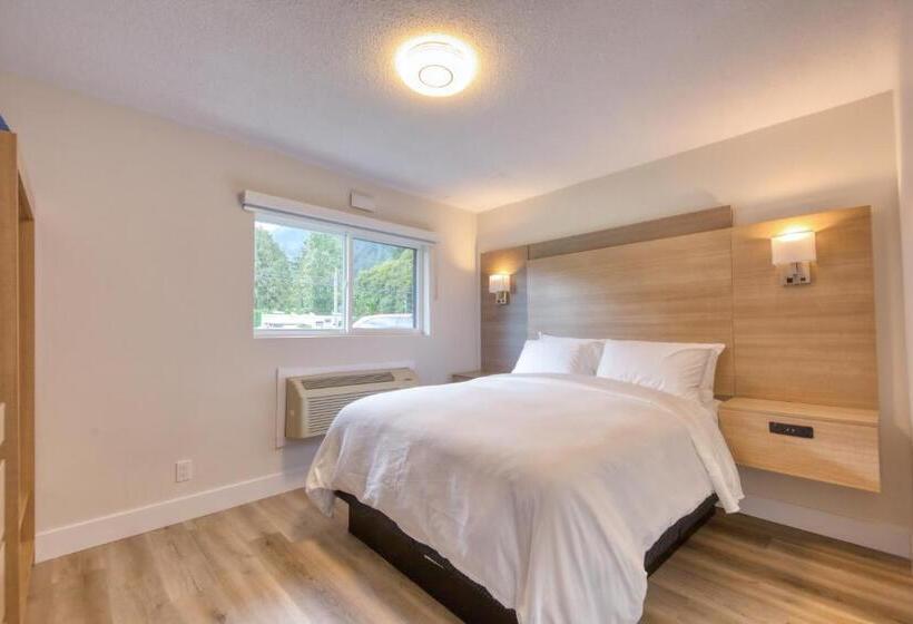 Standard studio with lake view, Harrison Grand Motel
