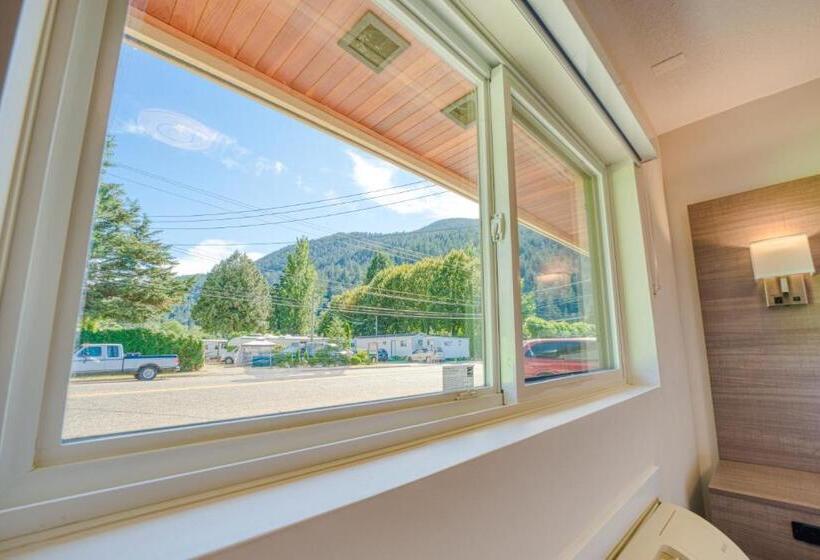 Standard studio with lake view, Harrison Grand Motel