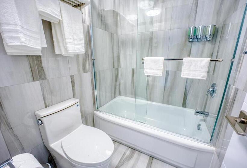 Standard studio with lake view, Harrison Grand Motel