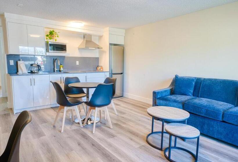Standard studio with lake view, Harrison Grand Motel