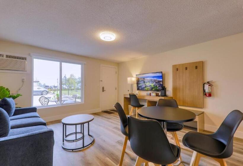 Standard studio with lake view, Harrison Grand Motel